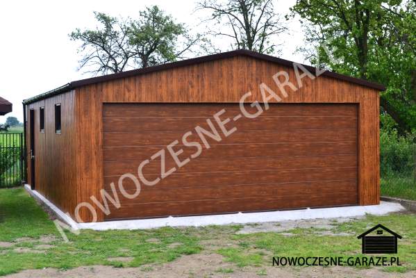 Garaż drewnopodobny z bramą segmentową 6m x 6m , Kolor ścian: Złoty Dąb Jasny Kolor bramy: Orzech